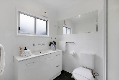 Chic 3-BR Terrace - Prime Location Modern comforts - main image