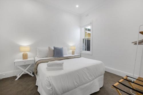 Chic 3-BR Terrace - Prime Location Modern comforts - image 8