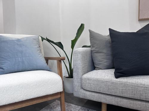 Chic 3-BR Terrace - Prime Location Modern comforts - image 5