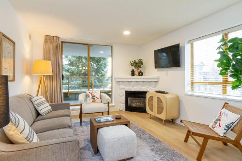 900 SQFT 2 Bed 2 Bath Renovated Suite at Cascade Lodge in Whistler Village Sleeps 6