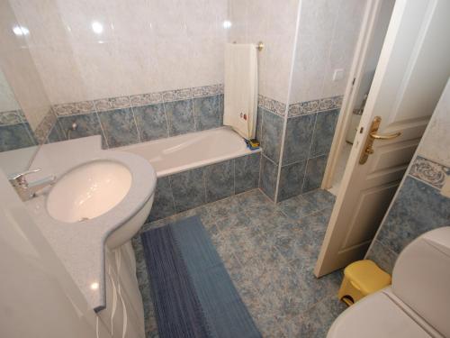 Apartment (6 Adults) image 10