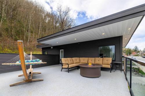 Mountain Retreat with Views, Hot Tub, Games & AC in Chilliwack, Canada