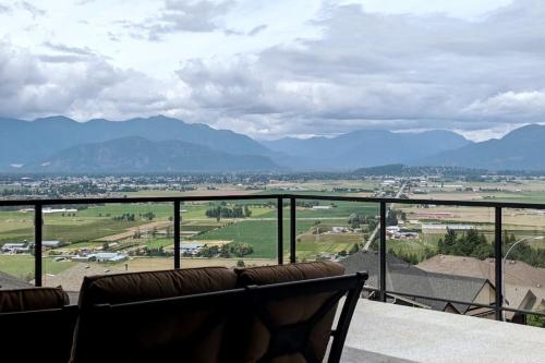 Mountain Retreat with Views, Hot Tub, Games & AC in Chilliwack, Canada