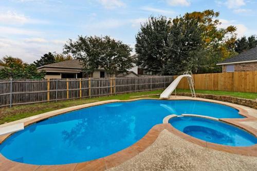 4 BR w/ Pool 10 min to Six flags, AT&T Stadium & Glode Life Park in Grand Prairie, USA
