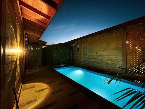 Kolam renang, Villament Zinc Journey by The Fern, Karjat in Shedung