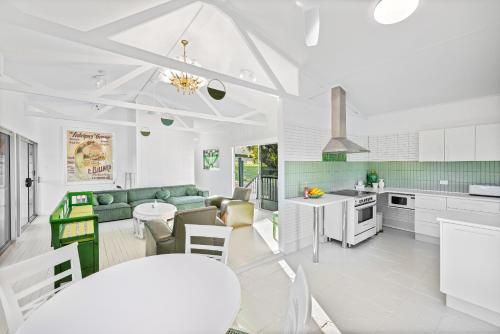 Konyha, Spearmint House - Art Deco Gem in Misty Mountains in Mena Creek
