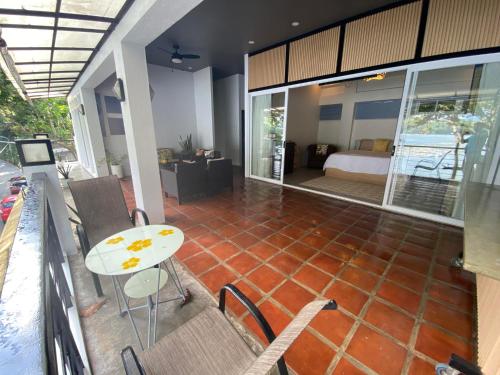 Shared lounge/TV area, MONTECRISTO in Laguna