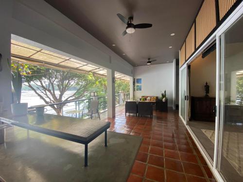 Shared lounge/TV area, MONTECRISTO in Laguna