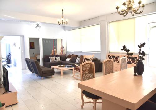B&B Atene - Ypsilon IconicAthensHome 140m2 Family & Pet Friendly Luxurious 3 bdm apt, Acropolis 10 min taxi drive for 8 euro, Quiet central neighborhood, shopping 2 min walk, fast wifi, free parking, Park with running track, across the street - Bed and Breakfast Atene