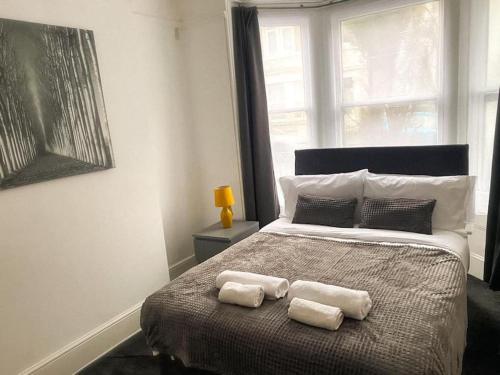 Gravesend 2 Bedroom Spacious Stylish Apartment - Sleeps upto 6 - 2 Min Walk to Station - Kent