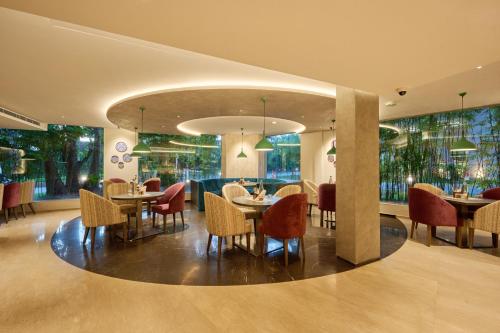 Food and beverages, Flora Airport Hotel and Convention Centre Kochi in Cochin International Airport