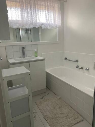 Comfy 3 bedroom house 15min from airport and Melbourne CBD