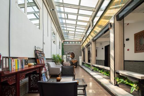 حديقة, East Sacred Hotel ᴸᴱO --Accpet the World---2 mins walk to Subway丨Ticket service Route design-Authent in بحيرات باك (هو هاي)