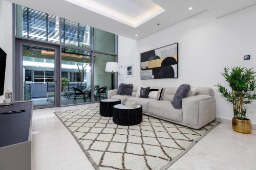 Maison Privee - Exquisite Duplex with Private Patio & Loft Living, Dubaj