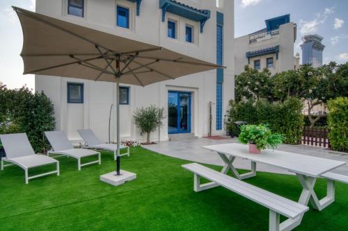 Stunning Palm Villa with Rooftop Garden, Resort Style Pool and Beach by Exclusive Holiday Homes, Dubaj (zdjęcie 8)