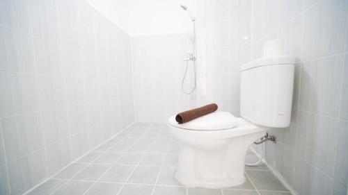 Bathroom, Best Choice 2BR at Puncak Dharmahusada Apartment Surabaya By Travelio near Warung ana jaya