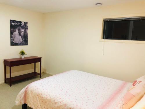 1 queen bed, 4 sofa beds