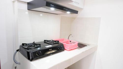 Kitchen, Clean & Comfy 2BR Puncak Kertajaya By Travelio near Technology Institute of Sepuluh November - ITS
