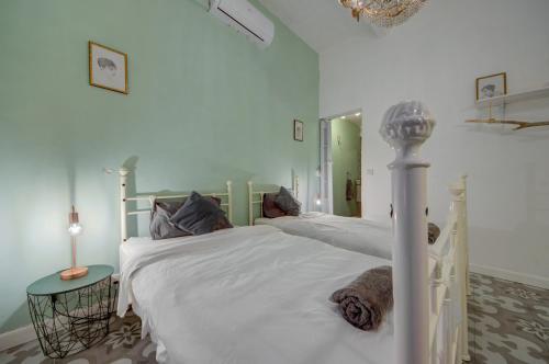 Standard Twin Room image 5