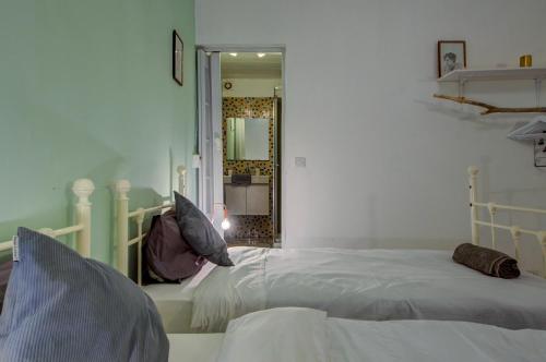 Standard Twin Room image 1