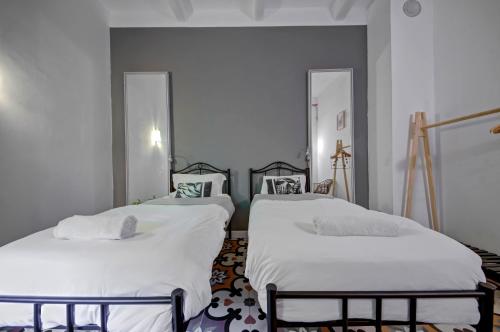 Twin Room with Private Bathroom image 2