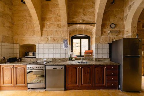 Charming & Stylish Historic Farmhouse with Pool, Xewkija (zdjęcie 6)