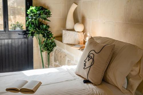 Charming & Stylish Historic Farmhouse with Pool, Xewkija (zdjęcie 7)