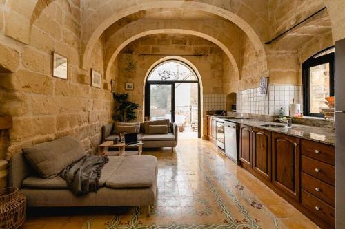 Charming & Stylish Historic Farmhouse with Pool, Xewkija (zdjęcie 4)