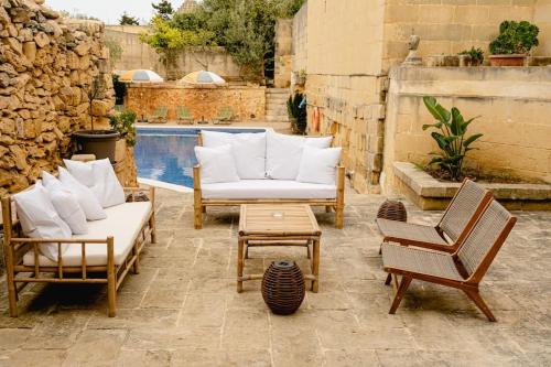 Charming & Stylish Historic Farmhouse with Pool, Xewkija (zdjęcie 9)
