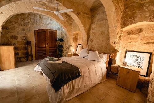 Charming & Stylish Historic Farmhouse with Pool, Xewkija (zdjęcie 3)