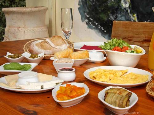 Food and beverages, Moon Light Yavneʼel in Menahamiya