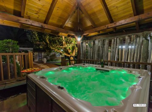 Hot tub, Moon Light Yavneʼel in Menahamiya