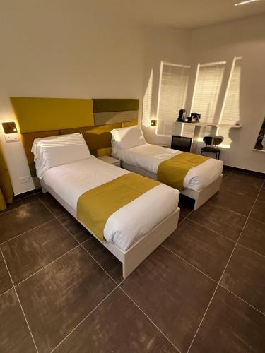 2 twin beds