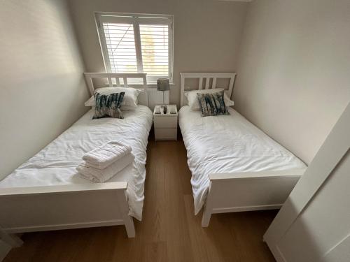 2 twin beds