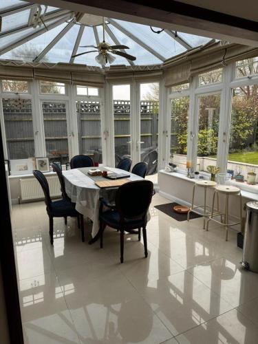 4 Bed House - Sleeps 7 - Garden - Wifi - Parking, Stanmore