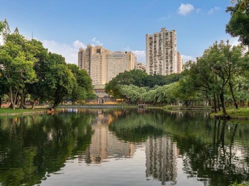 Yuexiu Hotel Guangzhou,Curio Collection by Hilton-Free shuttle between hotel and Exhibition Center during Canton Fair & Exhibitor Registration Counter