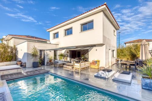 Villa with Garden View