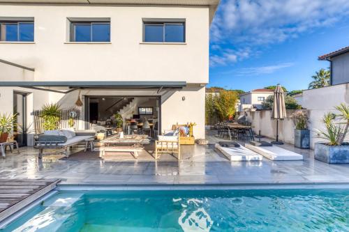 Villa with Garden View