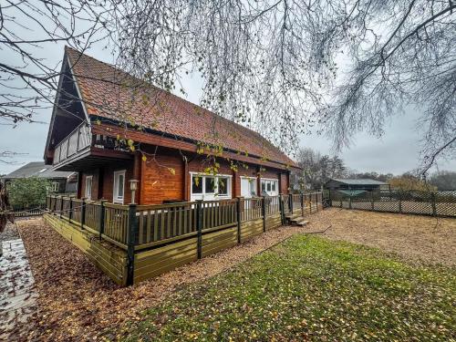 Stunning Log Cabin With A Pool Table For Hire In Norfolk, Sleeps 8 Ref 34045al