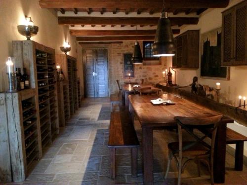 Паб/Коктейль-бар, Locanda Cugnanello in Радікондолі