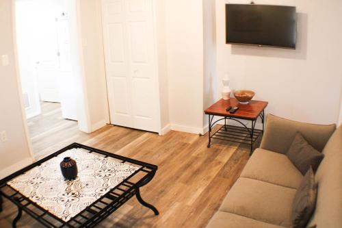 2BR - Parking - 5 Min to North Shore! in Pittsburgh, USA