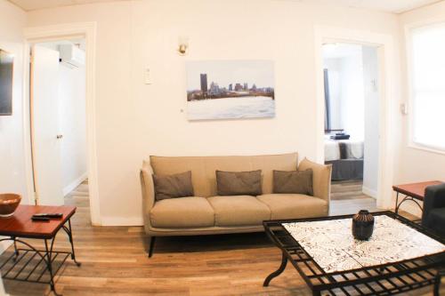 2BR - Parking - 5 Min to North Shore!