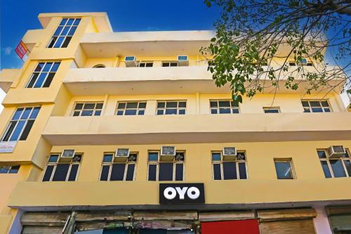 Вход, OYO Flagship The Vintage Residency Near Nangloi Railway Metro Station in Бахадургарх