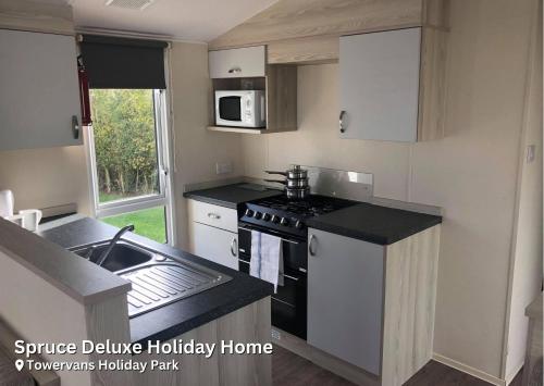 Spruce Deluxe Holiday Home - image 2