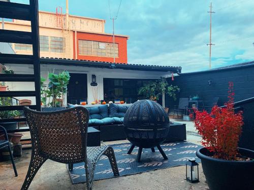 SALE!! Brick City Bungalow 20 mins from NYC!! in Harrison (NJ)