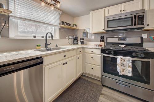 COZY Remodeled Apt Near IvyWild/Downtown in Colorado Springs, USA