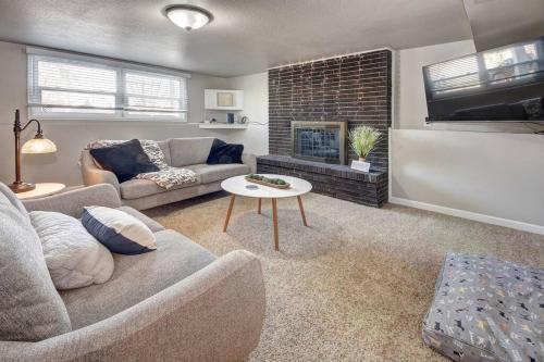 COZY Remodeled Apt Near IvyWild/Downtown in Colorado Springs, USA
