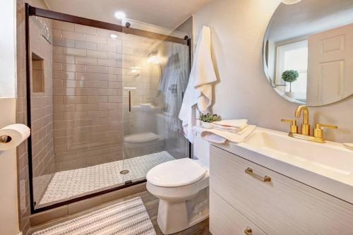COZY Remodeled Apt Near IvyWild/Downtown in Colorado Springs, USA