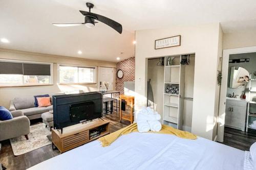 Stylish remodeled studio near IvyWild/Downtown in Colorado Springs, USA