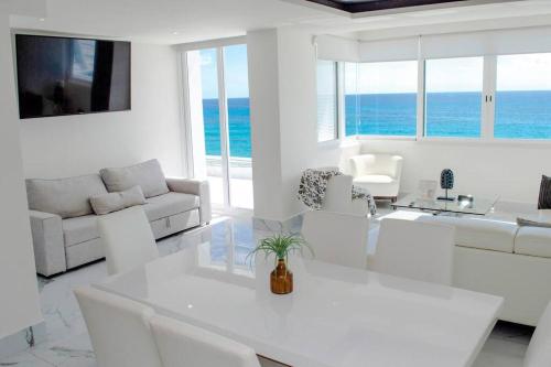 Luxury ocean front apartment, 2 br, beach, gym, spa in Cancún, Mexico
